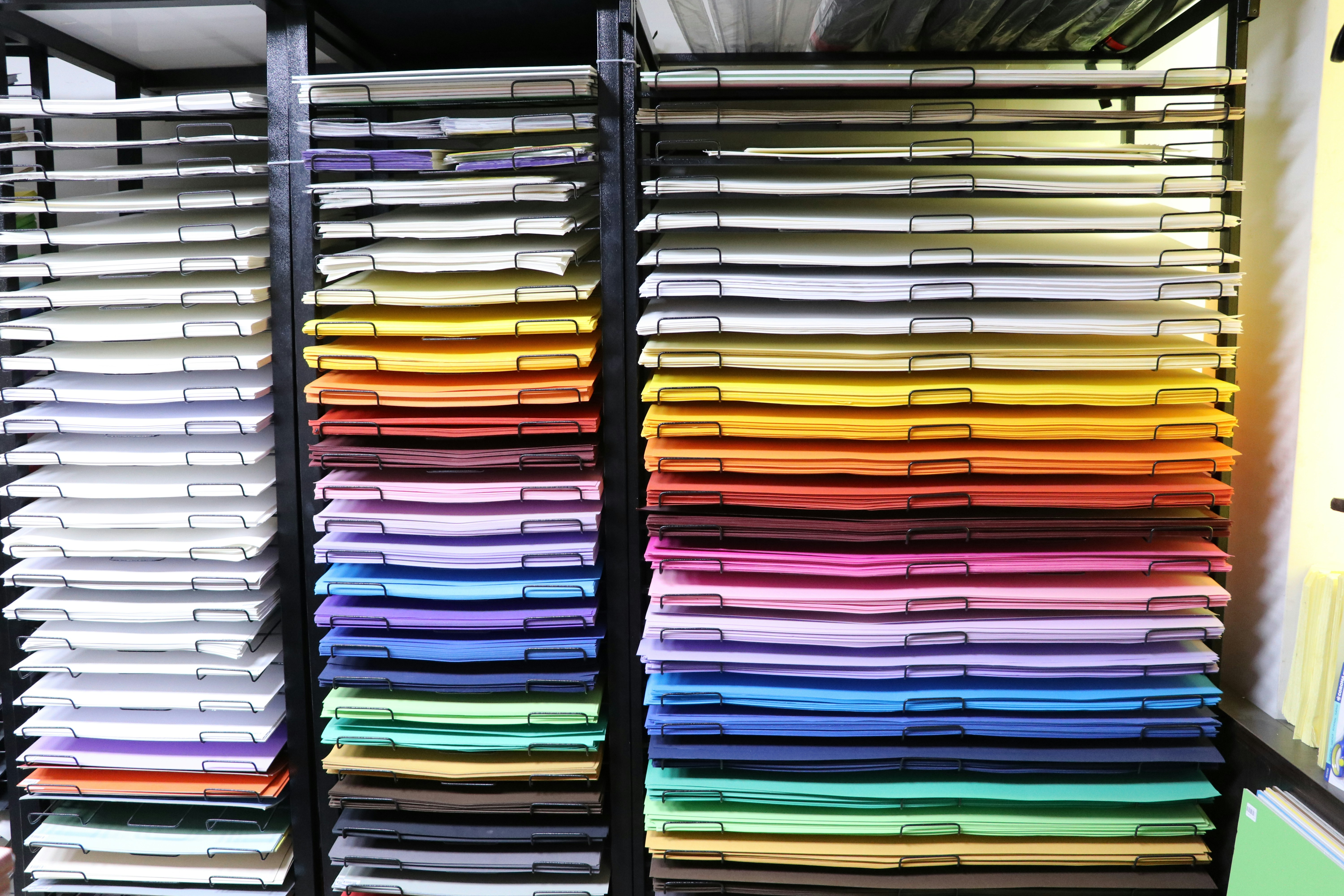 Printing white ink on coloured and kraft stock: what is possible